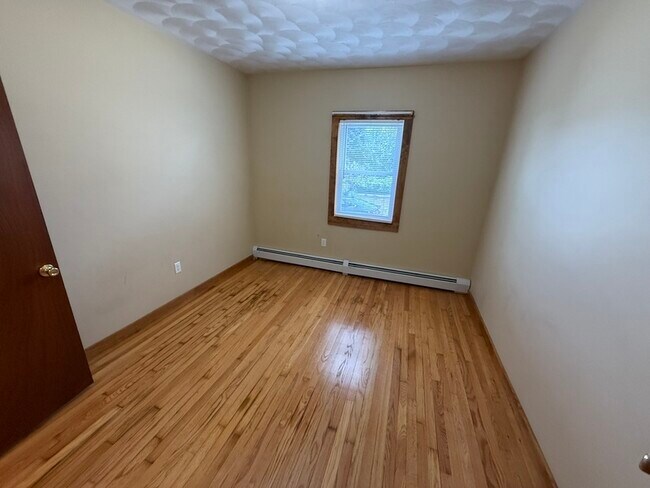 Building Photo - 132 Hall St