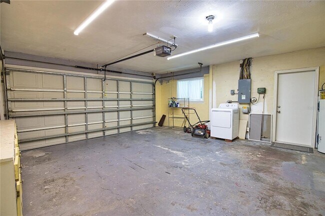 Building Photo - 1325 Cambridge Dr