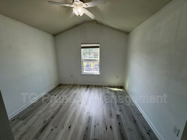 Building Photo - 6798 Roundleaf Dr