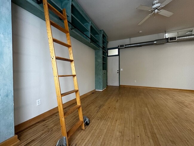 Building Photo - 123 N Broadway