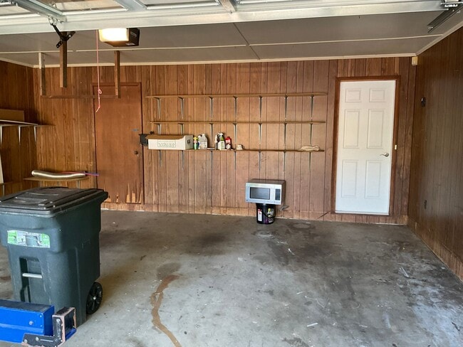 Building Photo - HomeFor Rent with 3 Bedrooms, 2 Baths, 2 Car Garage in Lincolnton NC