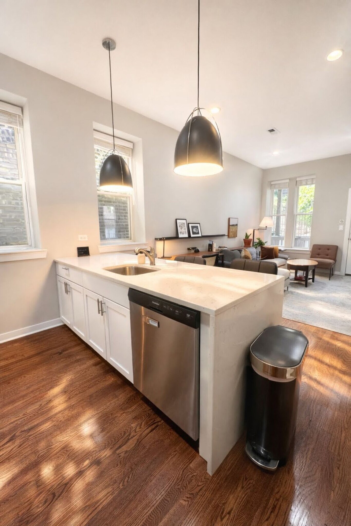 Building Photo - 736 N Throop St