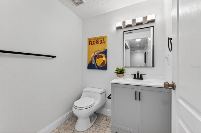 Building Photo - 922 N Shore Dr NE