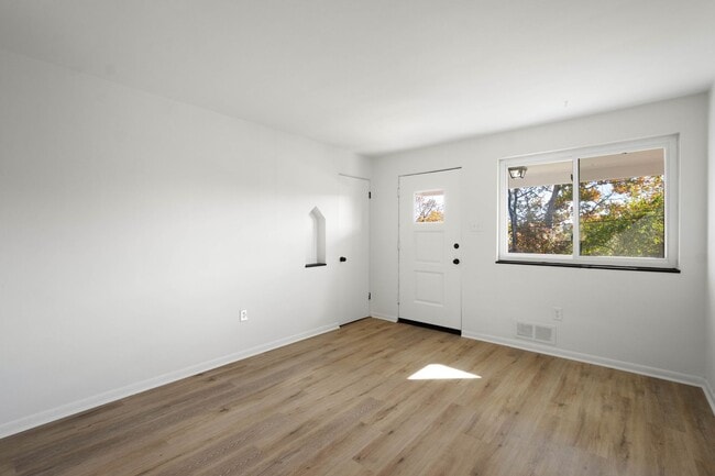 Building Photo - MOVE IN SPECIAL! SCORE HALF OFF 1ST MONTH'...