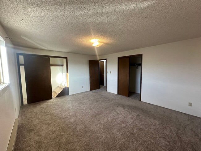 Building Photo - Two Bedroom, One and Half Bathroom Townhom...