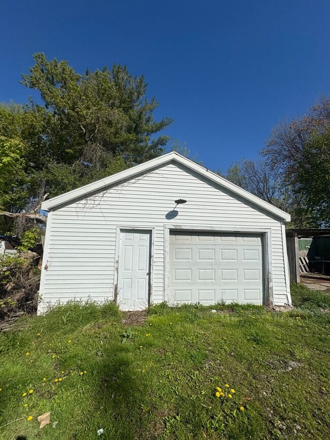 Building Photo - 2 Bed 1 Bath Saginaw Home w/ Garage