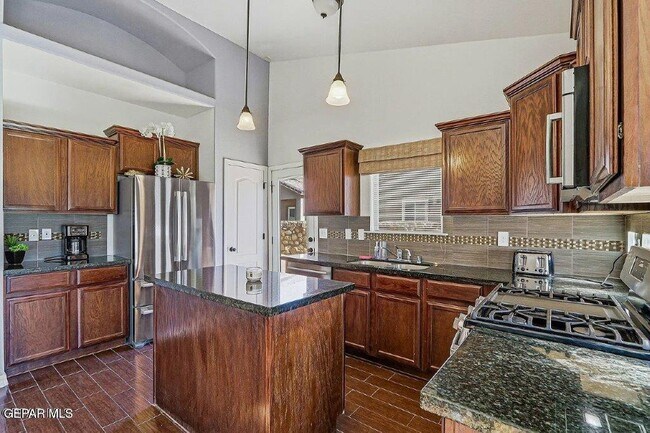 Building Photo - 13470 Everingham St