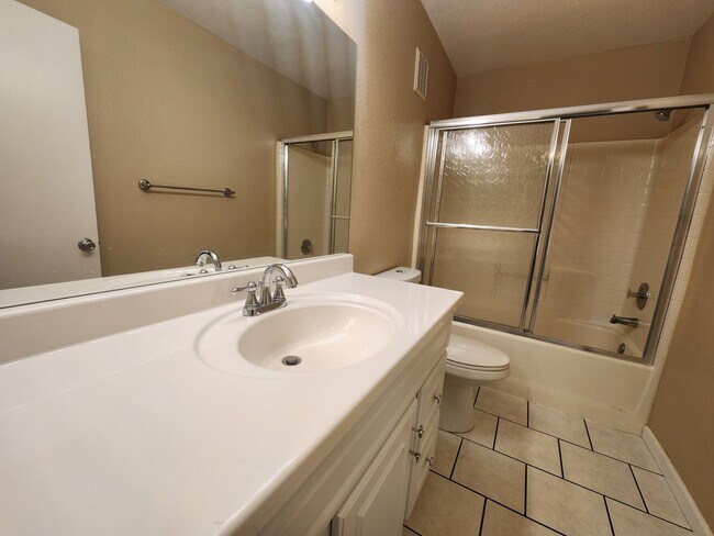 Building Photo - Modern Comfort in the Heart of Summerlin!