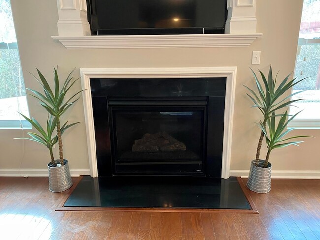 Building Photo - 450 Delmont Dr