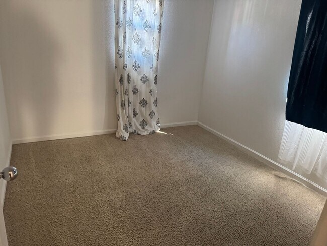 Building Photo - 2519 Withrow Ln