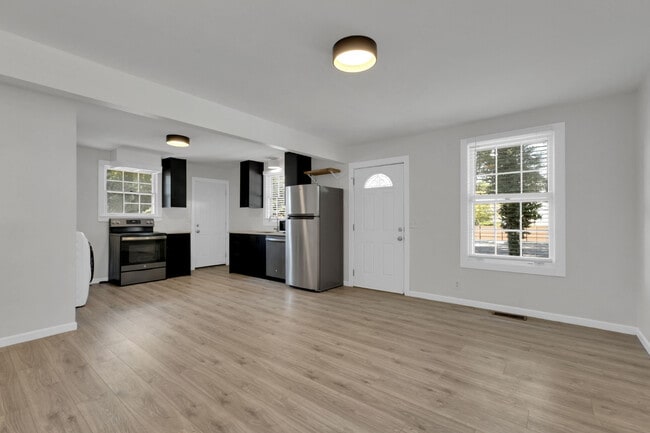 Building Photo - Renovated Duplex in Prime Walkable 12 South Location!