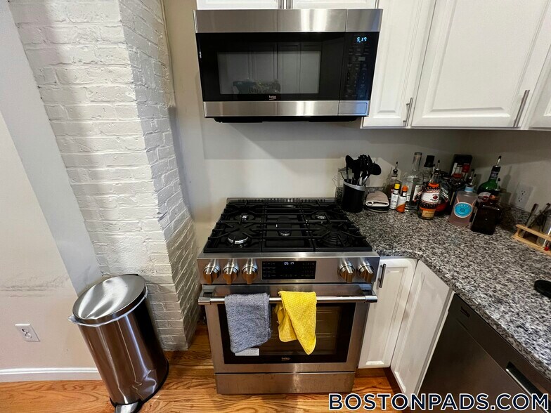 Building Photo - 525 E 3rd St