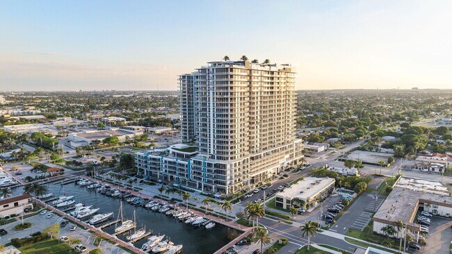 Building Photo - 220 Lake Shore Dr