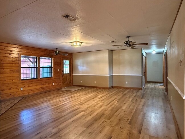 Building Photo - 9581 Valley View Dr