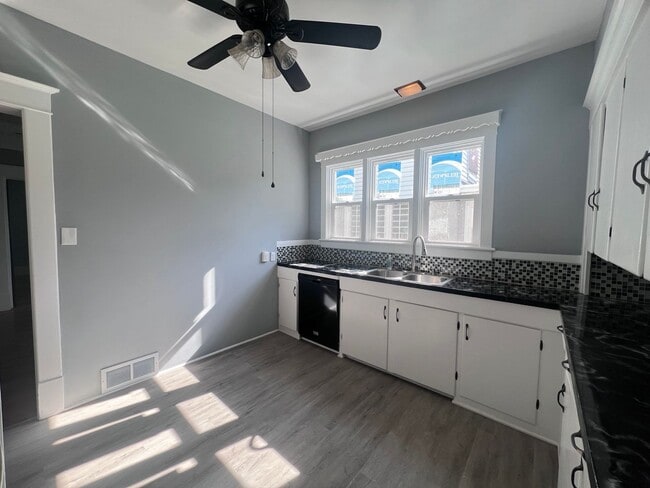 Building Photo - Large Single Family Five Bedroom Home!