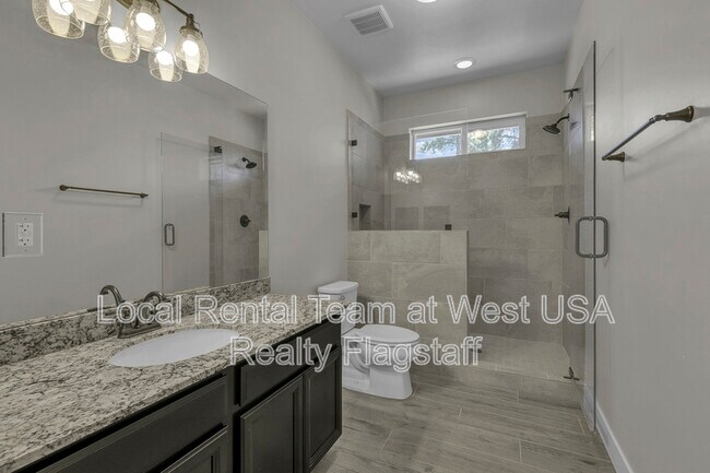 Building Photo - 781 N Forest View Dr