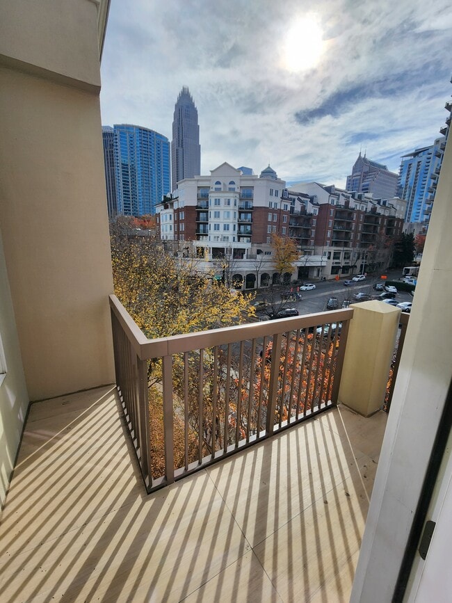 Building Photo - 405 W 7th St