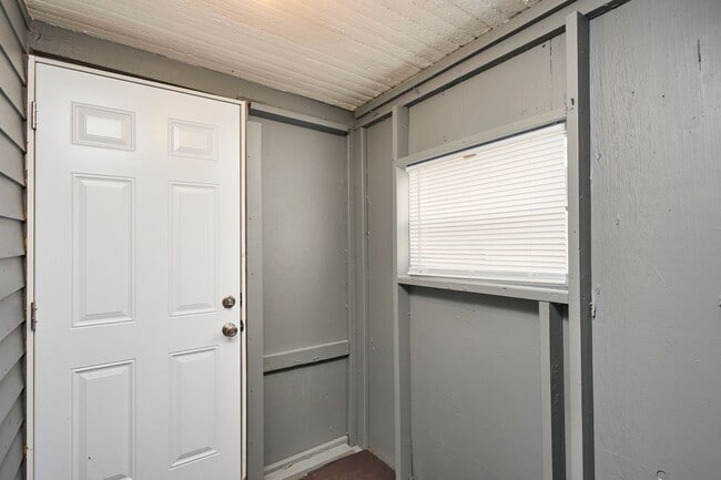 Building Photo - Beautifully remodeled 3 bed 1 bath colonial in East Akron !
