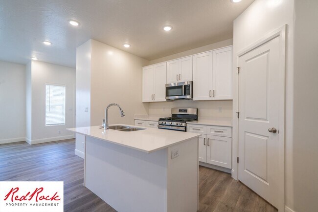 Building Photo - Stunning Spacious 3 Bedroom Unit