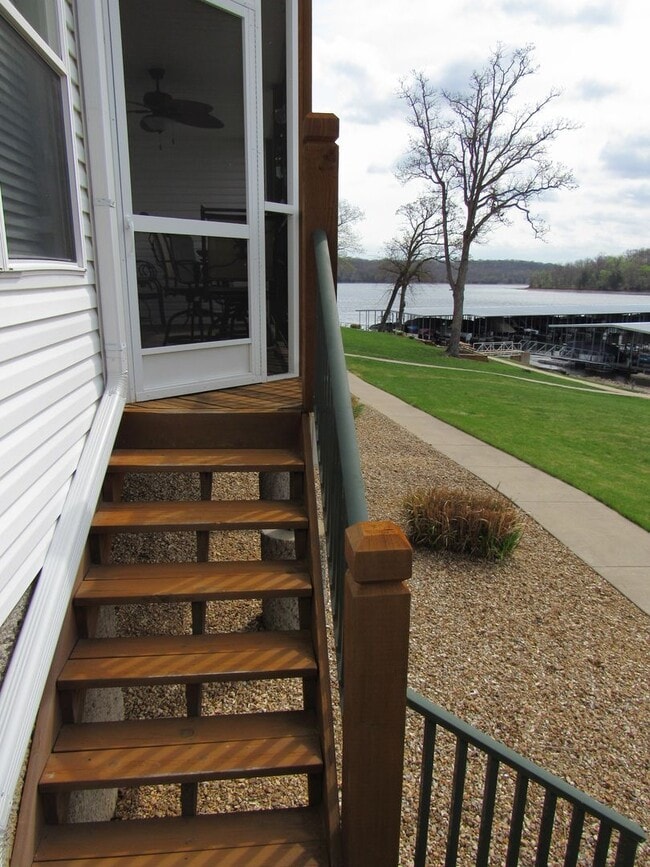 Building Photo - Lakefront 2 bedroom Condo For Rent