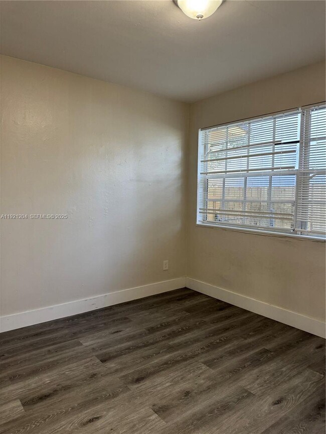 Building Photo - 522 NW 13th Ave