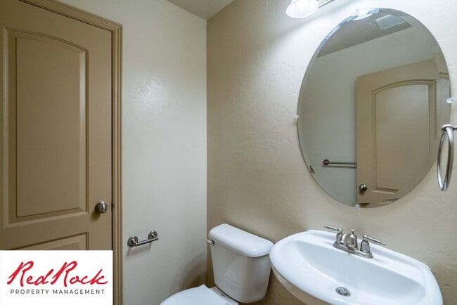 Building Photo - Beautiful 3 bedroom, 2.5 bathroom Townhome...