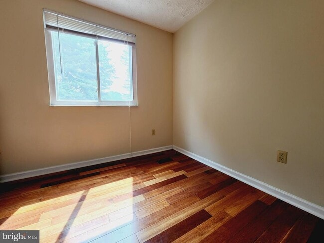 Building Photo - 23 Dufief Ct