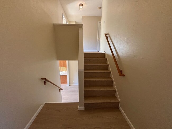 Building Photo - Updated 3BR Townhome in Forest Knolls with parking