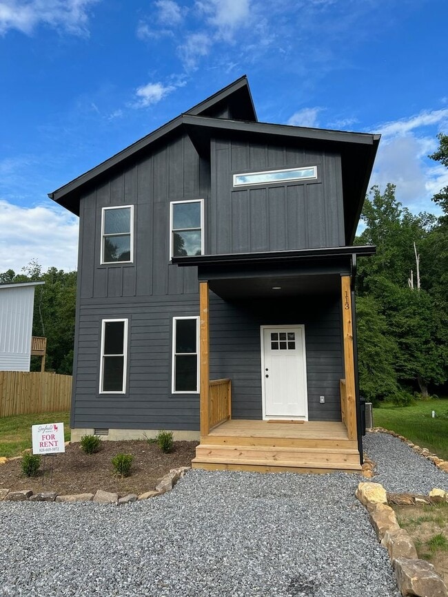 Building Photo - Black Mountain Rental!