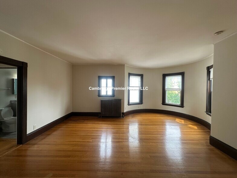 Building Photo - 72 Thurston St