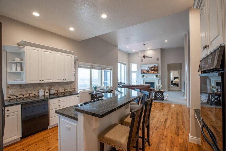 Building Photo - 678 Scenic Hills Dr