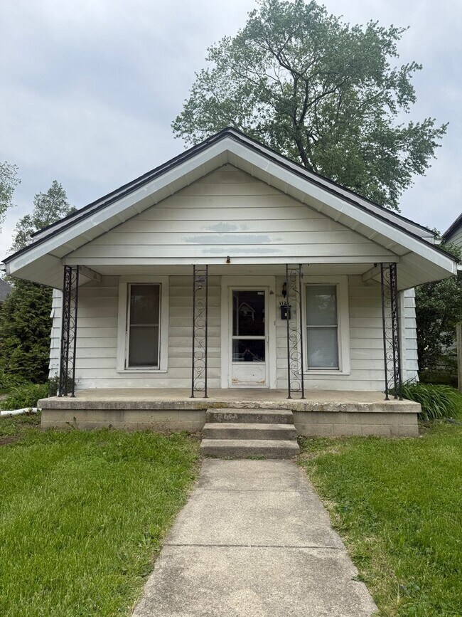 Building Photo - 2 Bed 1 Bath - Off Street Parking/Washer Dryer Hook Up!