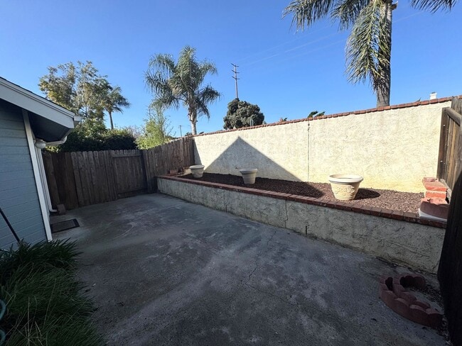 Building Photo - Townhome-Style 2BR/2.5BA + Loft | East Ventura (Beacon Court Community)