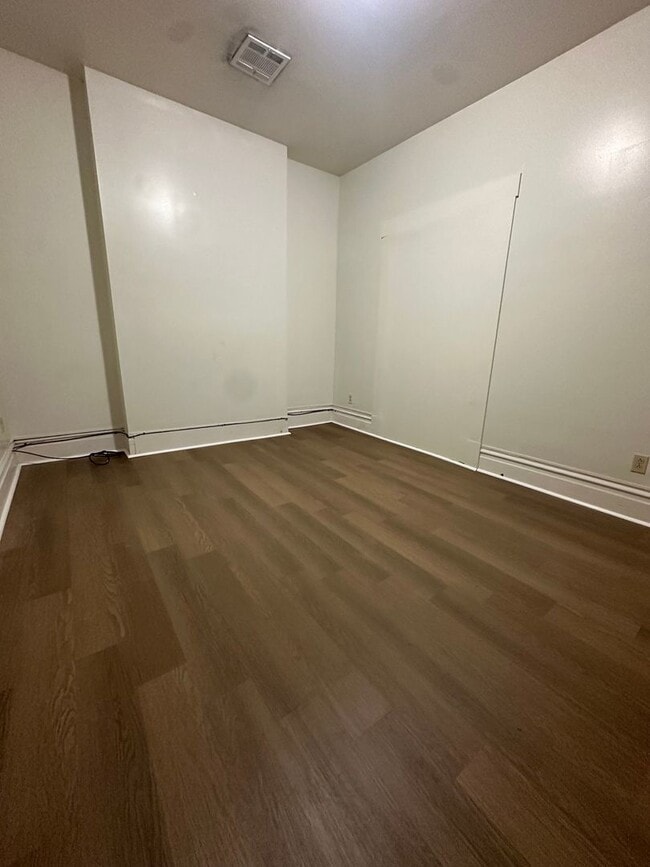 Building Photo - 3Bed/1Bath on East Carson Street