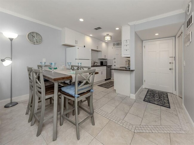 Building Photo - 200 The Esplanade N