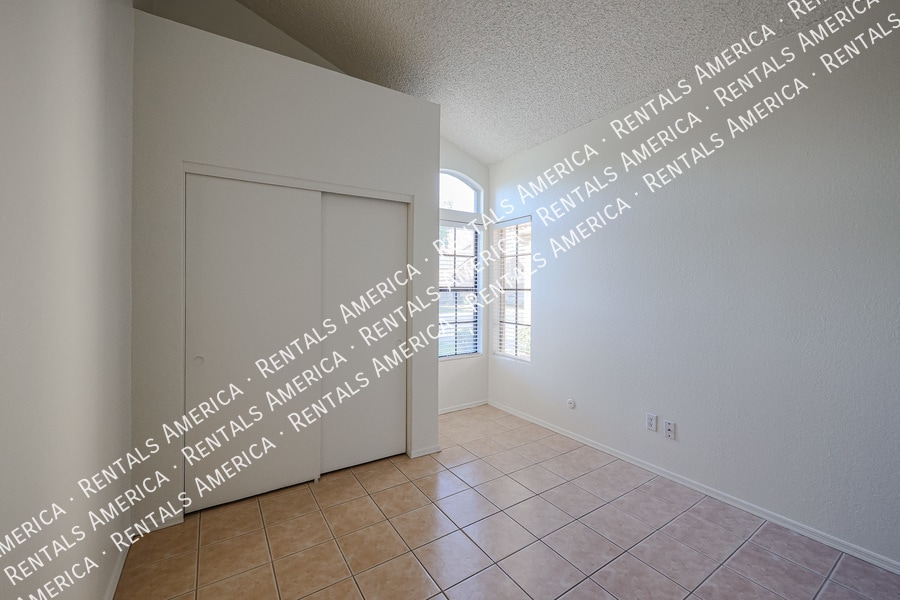 Building Photo - 4683 W Ivanhoe St