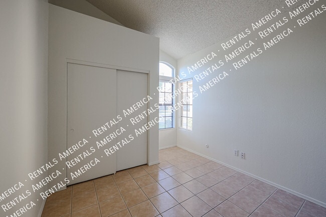 Building Photo - 4683 W Ivanhoe St