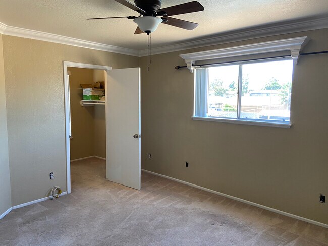 Master Bed w/walk in closet - 918 S Mountain Ave