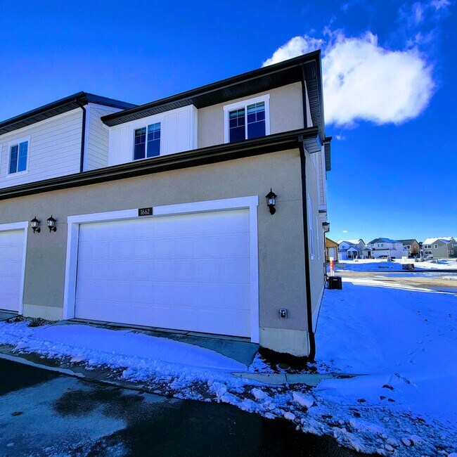 Building Photo - Stunning Townhome!