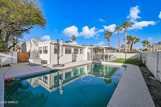 Building Photo - 1831 E La Jolla Dr