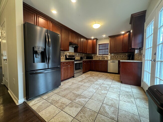 Building Photo - 2483 Memorial Dr SE