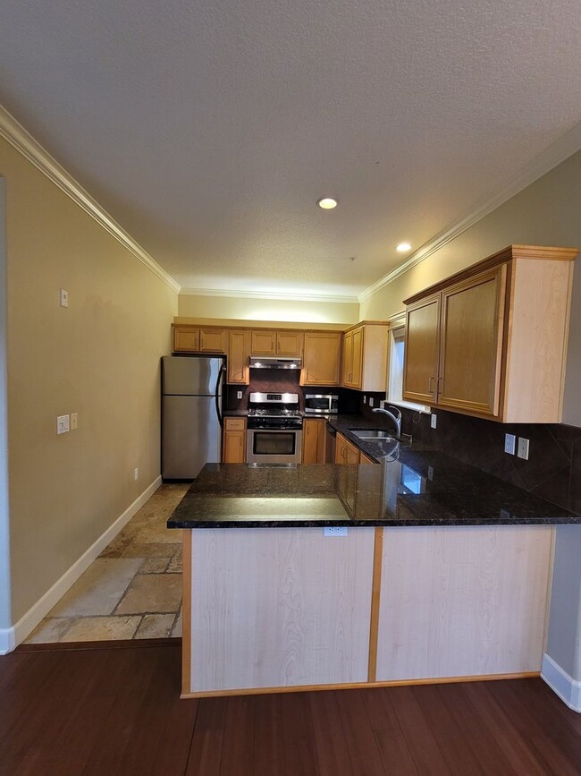 Building Photo - Contemporary Condo in Johns Landing