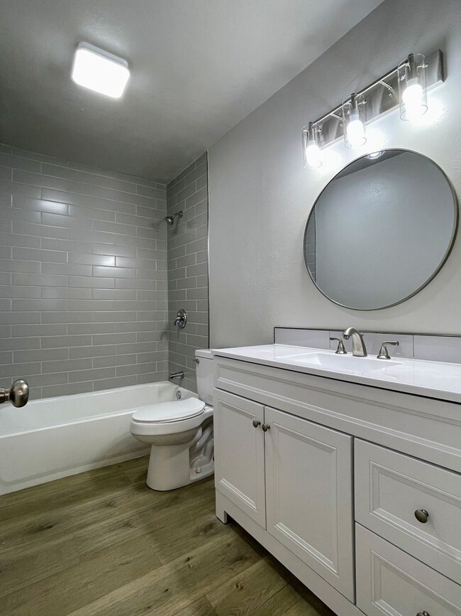 Building Photo - Newly renovated 3/1 with fenced back yard ...