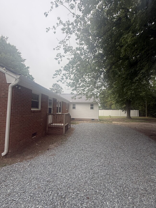 Building Photo - 503 N Lincoln St