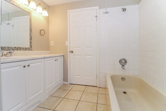 Building Photo - 7801 Glencoe Dr