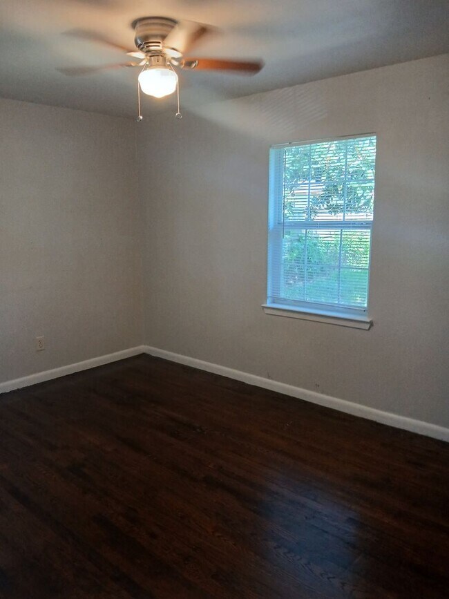 Building Photo - 4 Bedrooms and 1 Bath Near Hwy 75 and Fore...