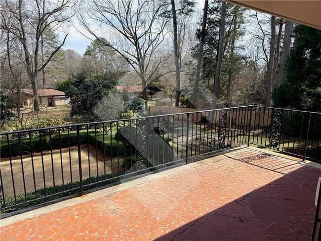 Building Photo - 140 Spring Dr