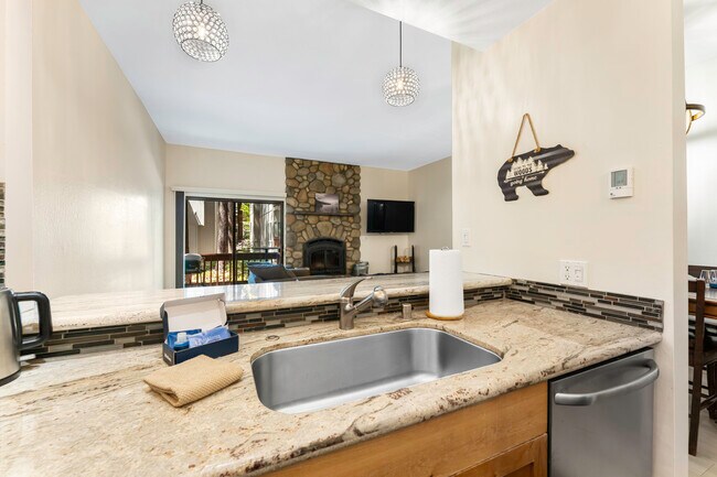 Building Photo - 807 Alder Ave