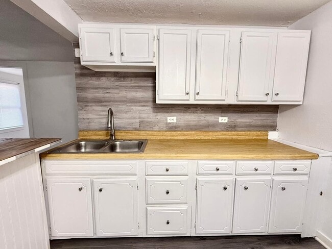 Building Photo - 35 Monroe Ave NE