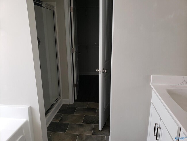 Building Photo - 217 Hydra Cir